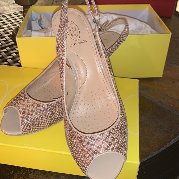 Joan & David Pumps - Picture 2 of 4